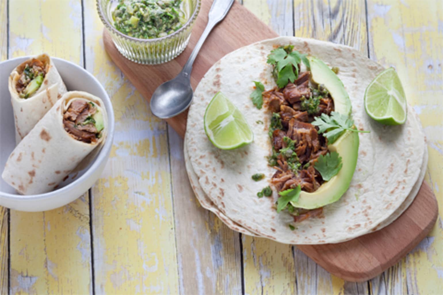 Burritos au porc rôti, avocat et salsa verde